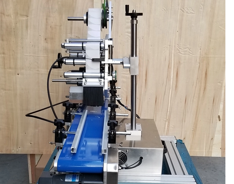 Automatic table top flat surface bottle labeling machine